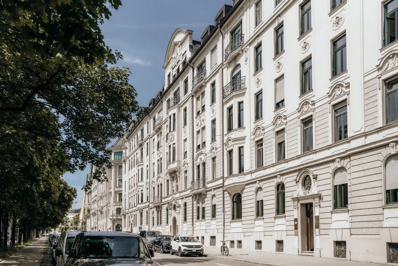 Widenmayerstraße mit Altbauzeile und Bäumen im Lehel