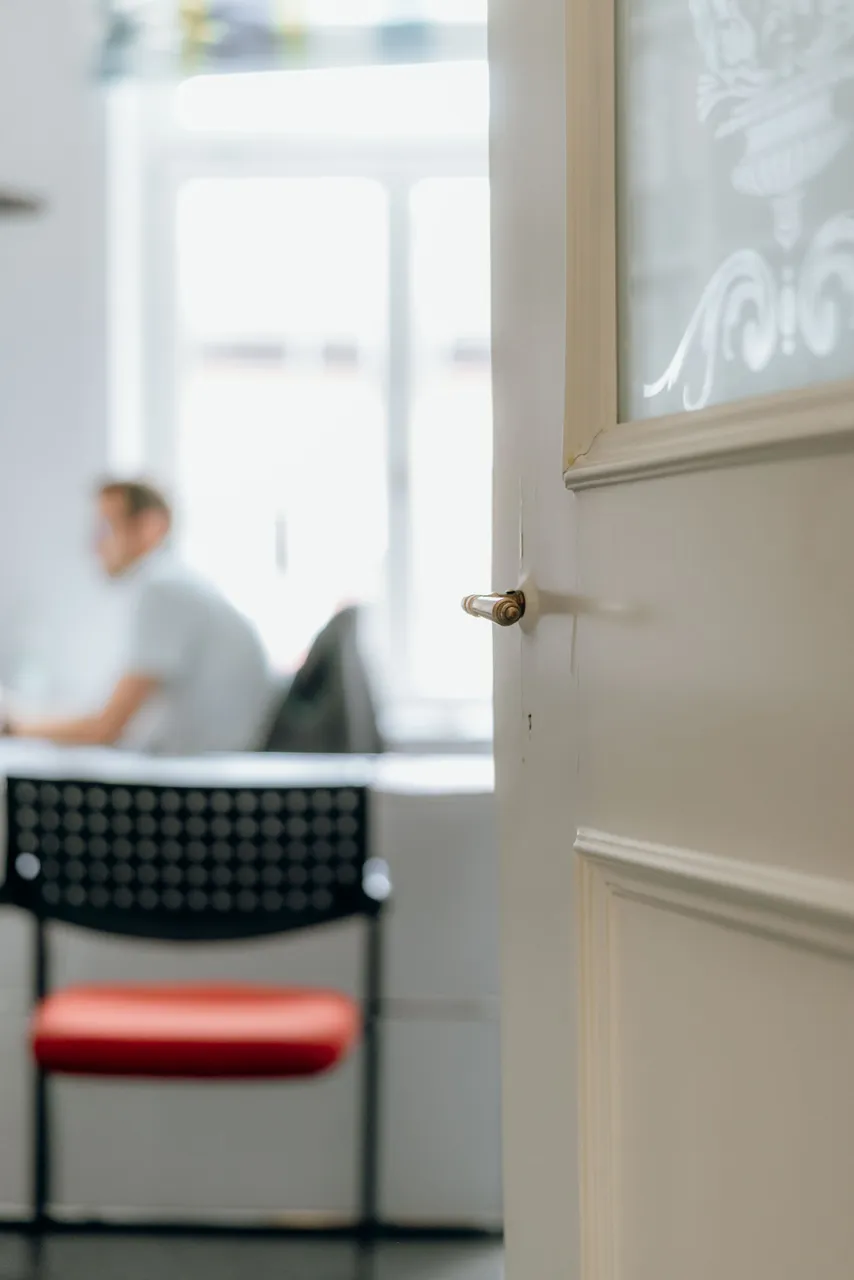 Arbeitsplatz in der Kanzlei am Fenster, ein Mitarbeiter am Schreibtisch