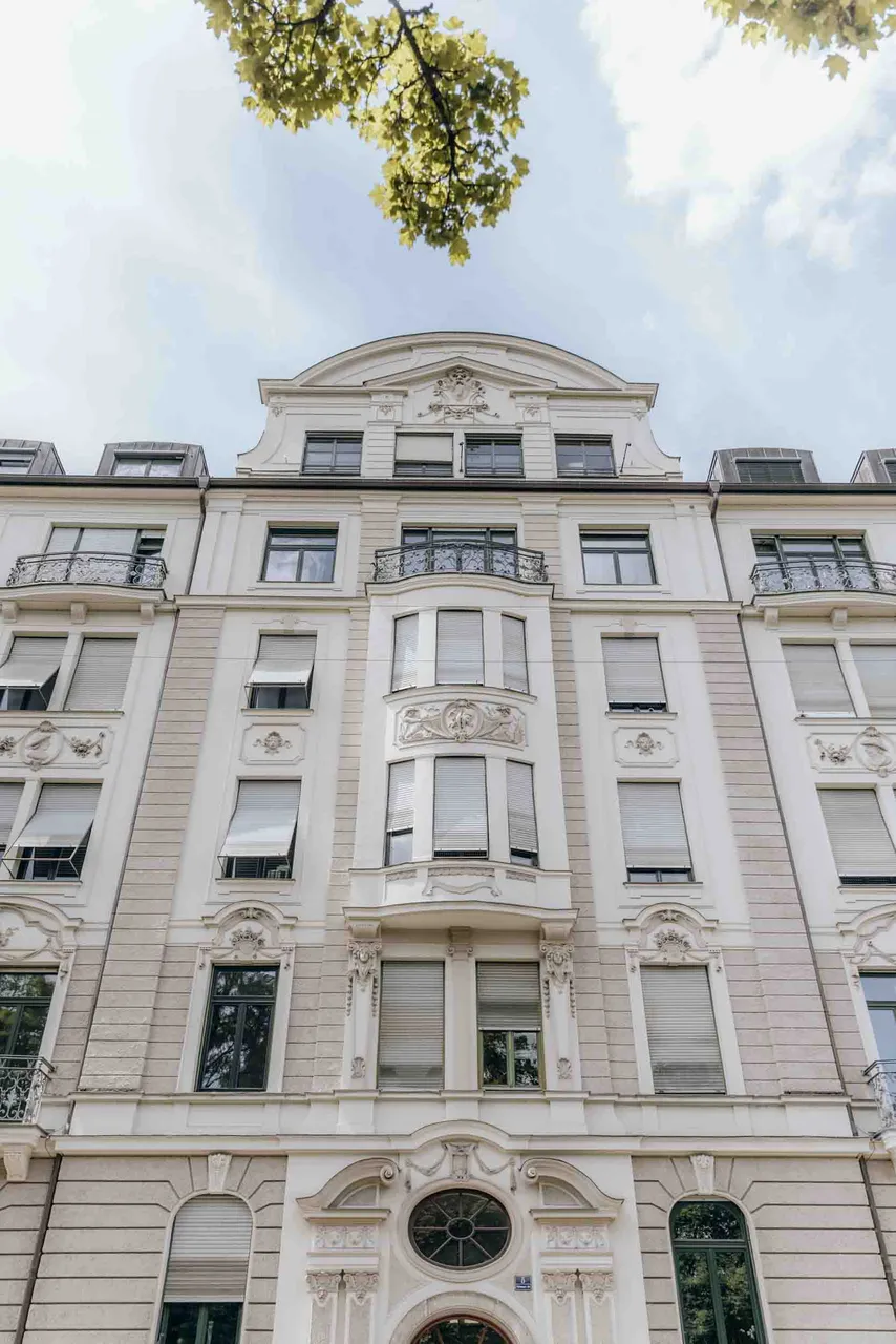Altbaufassade der Kanzlei RIFA in der Widenmayerstraße im Münchner Lehel, von unten gesehen