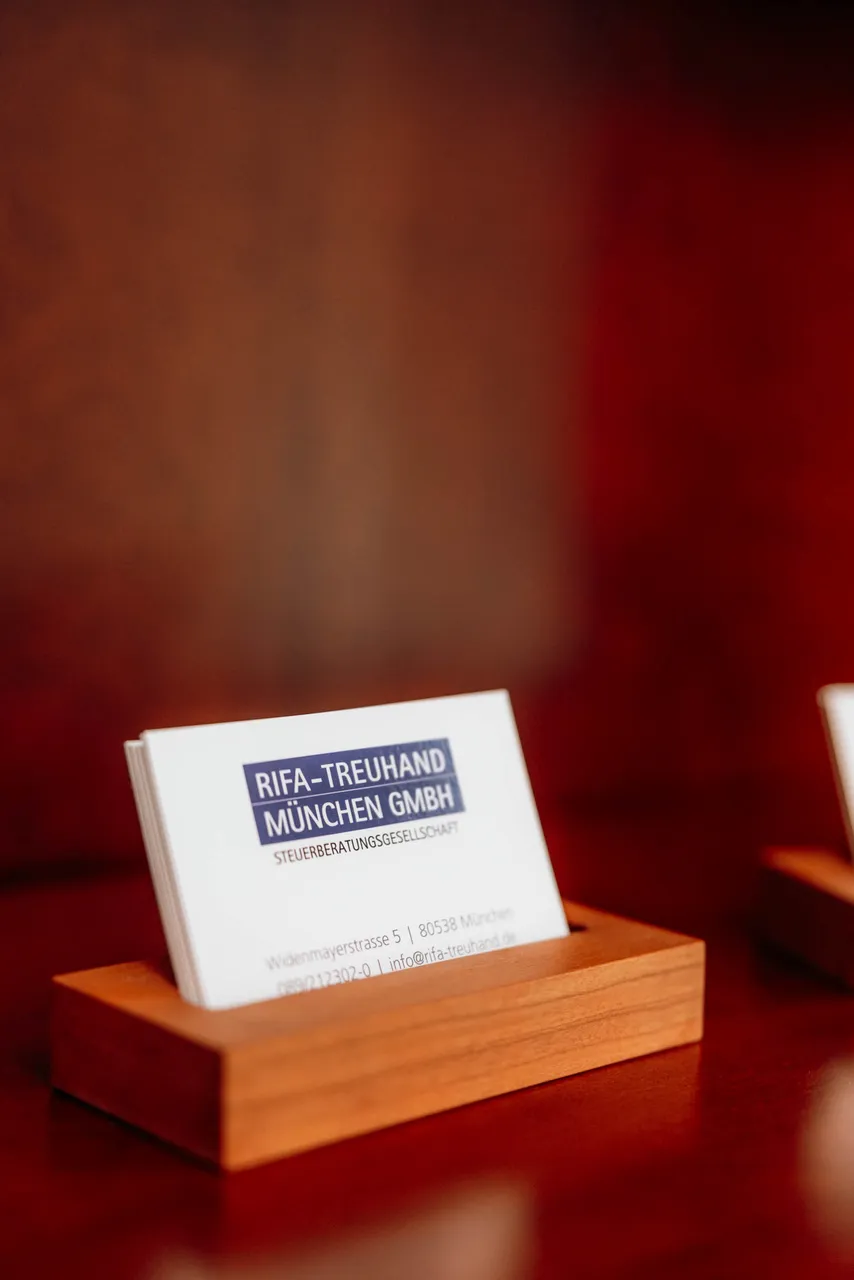 Visitenkarten von RIFA-Treuhand auf dem Besprechungstisch