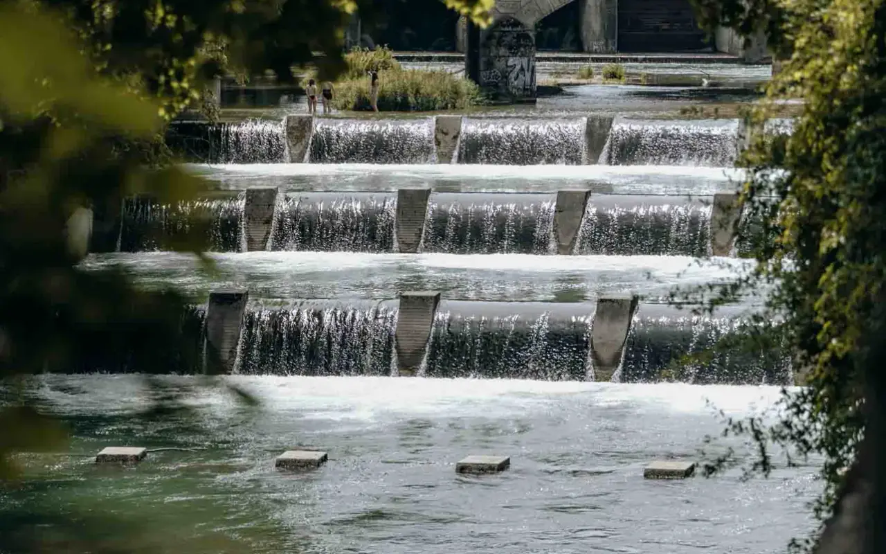 Isarwehr am Ufer der Widenmayerstraße im Münchner Lehel, wenige Schritte von der Kanzlei