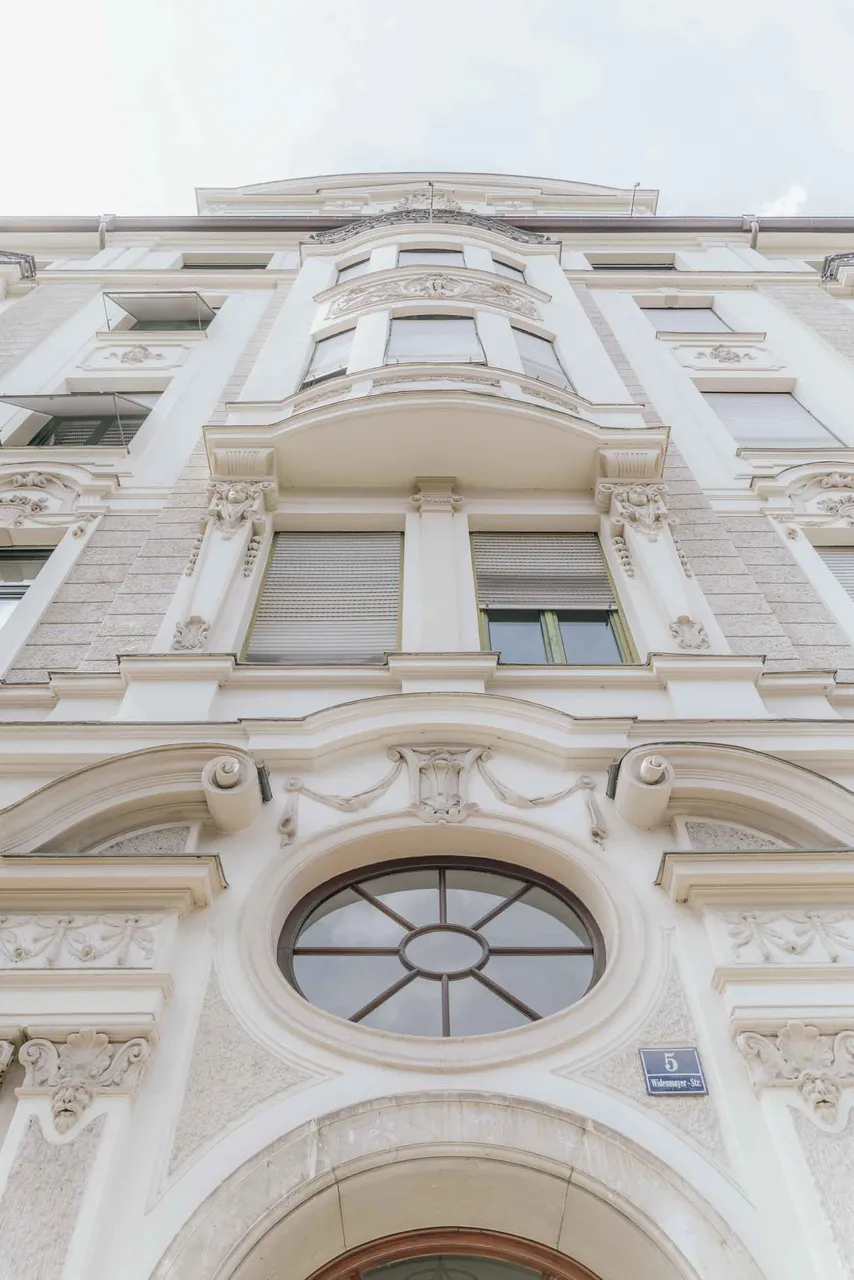 Altbaufassade der Kanzlei RIFA in der Widenmayerstraße 5 im Münchner Lehel